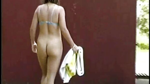فاحشه آبنوس شیطون در موقعیت دختر فیلم سکس با مامان در حمام گاوچرانی بر دیک معشوقش سوار می شود
